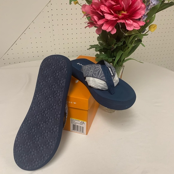 Rocket Dog Women’s Indigo Blue Flower Flip-Flop Sandals - Picture 3 of 7